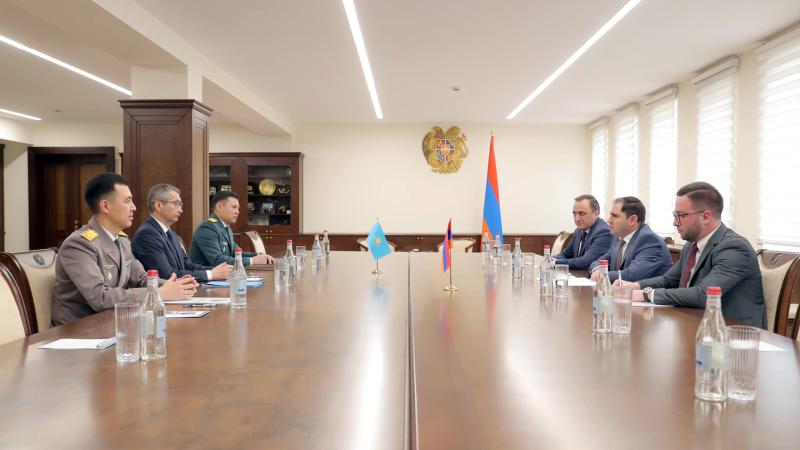 Սուրեն Պապիկյանը, Բոլատ Իմանբաևն ու Երուլան Սապենովը քննարկել են պաշտպանական ոլորտում հայ-ղազախական համագործակցության ընթացքն ու ընդլայնման ուղիները. ՀՀ ՊՆ