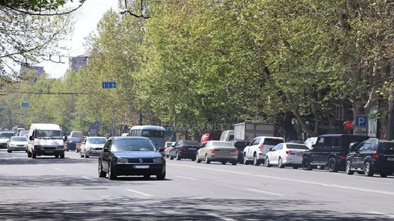 Բաղրամյան պողոտա - Դեմիրճյան փողոց խաչմերուկից մինչև տեղային լայնացում արգելվում է մեքենաների կանգառը