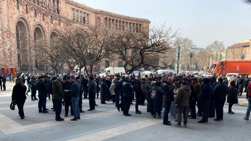 «Մեզ տուգանքի մատերիալ են սարքել»․ փոքր և միջին ձեռնարկատարերը կրկին կառավարության շենքի մոտ են