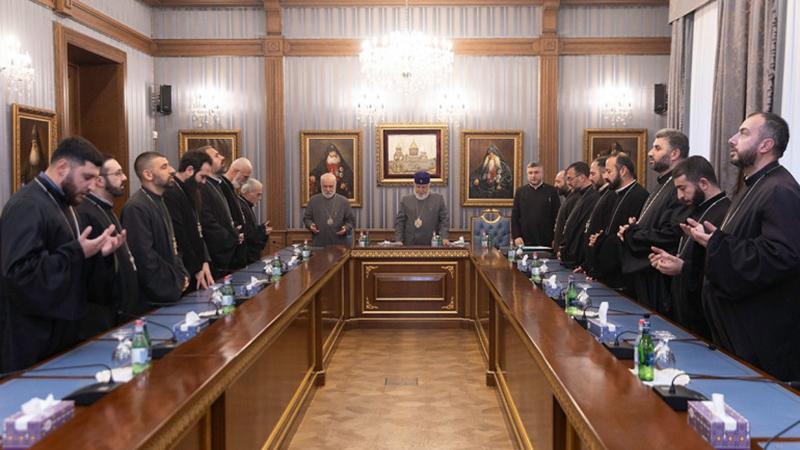 Ամենայն Հայոց Կաթողիկոսն ընդունել է գնդերեց քահանա հայրերին, որոնց ծառայությունը ՀՀ ԶՈՒ-ում դադարեցվել է փետրվարի 1-ից