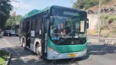 The trolleybus power supply pole near the zoo has damaged the electrical wires, which have also fallen onto the "Zhongtong" bus serving route number 54.