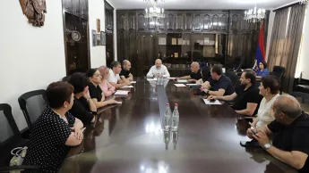 Губернатор Ширака провел рабочую консультацию с директорами поликлиник, действующих в регионе.