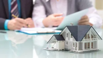 Un processus unique, transparent et prévisible sera mis en place pour l'organisation et la réalisation des examens de qualification professionnelle des agents immobiliers.